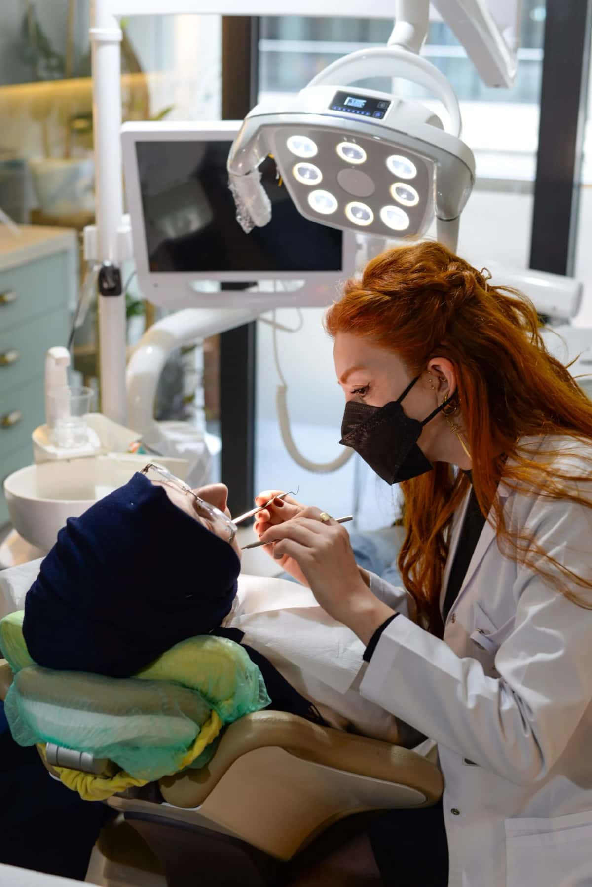 Dentiste soignant un patient dans une clinique dentaire moderne