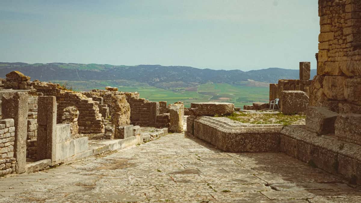 Ruines antiques au Cap Bon Tunisie, pierres de taille et paysage méditerranéen