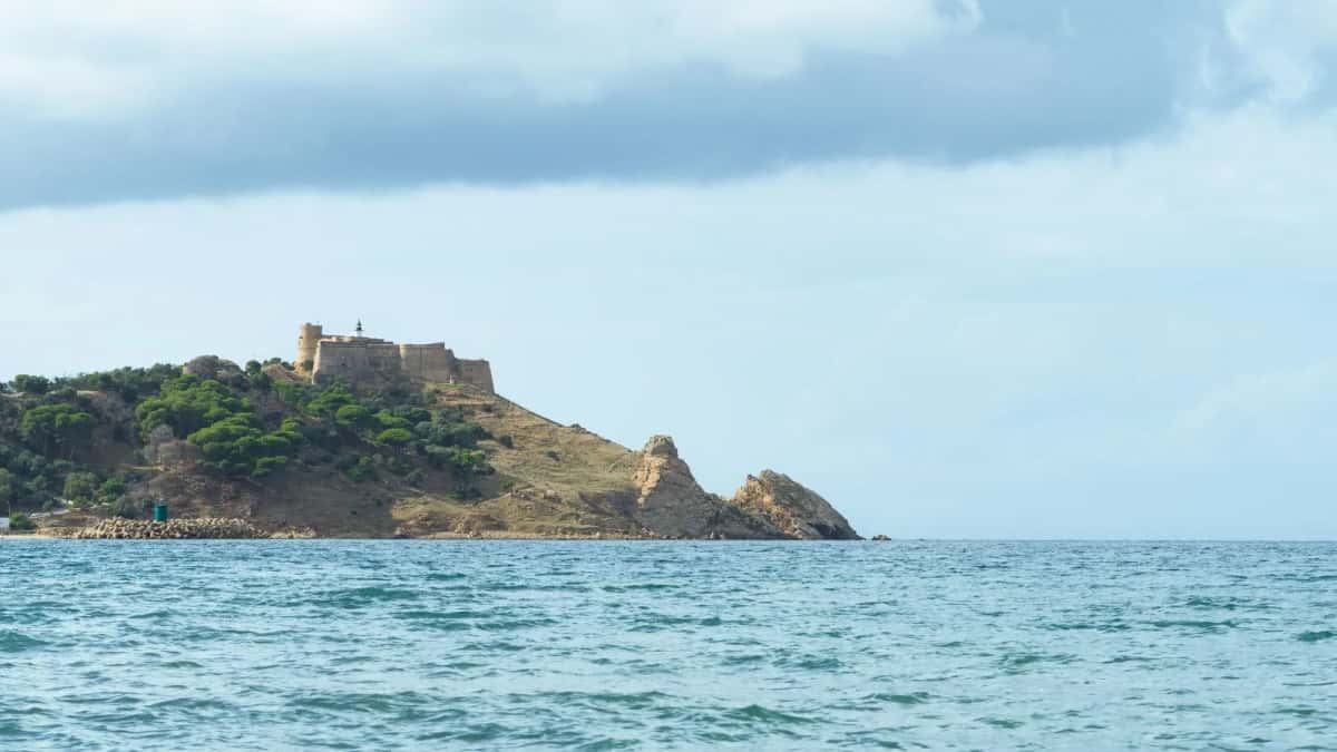 Château de Tabarka et phare sur la mer Méditerranée, Tunisie