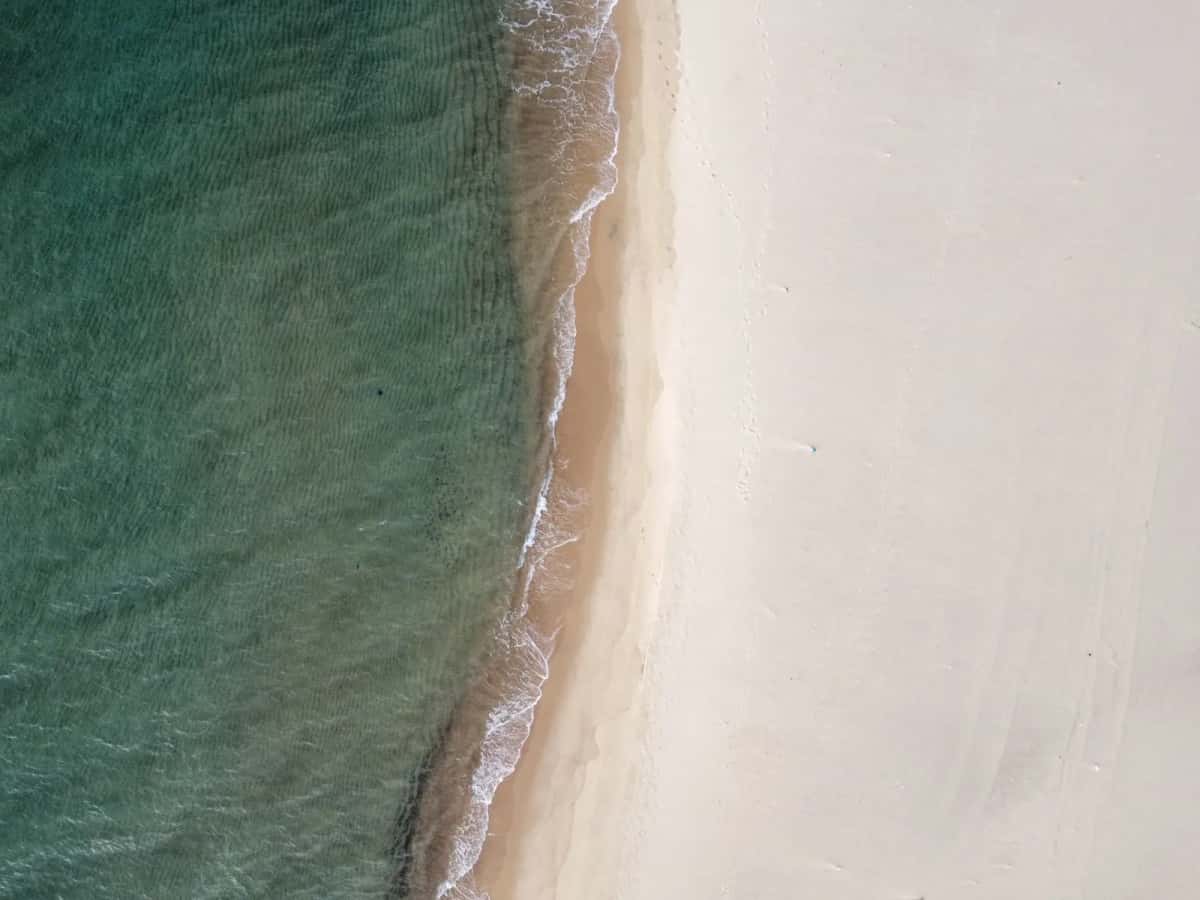 Vue aérienne d'une plage tunisienne avec eau turquoise