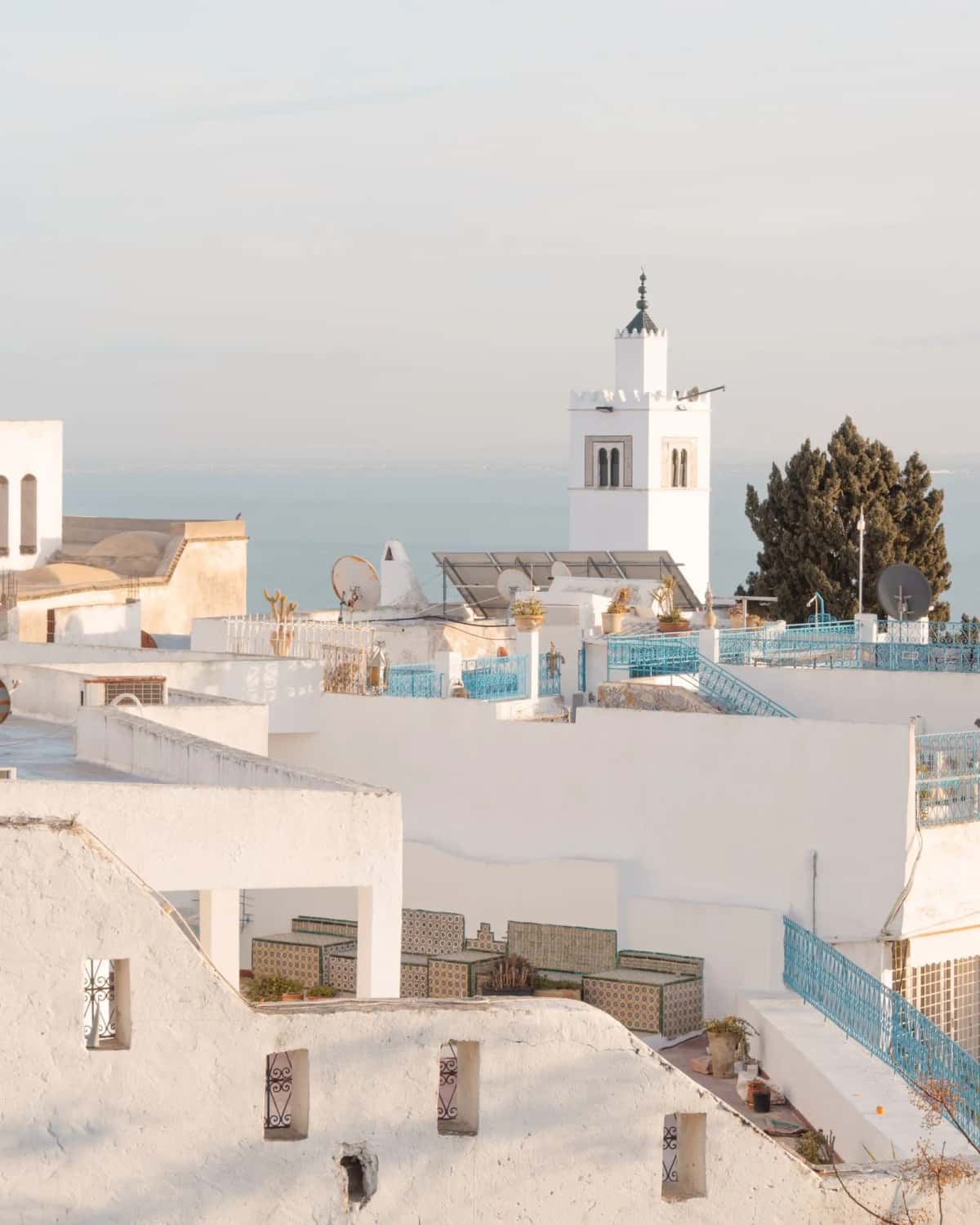 Architecture tunisienne blanche traditionnelle à Carthage, Tunisie