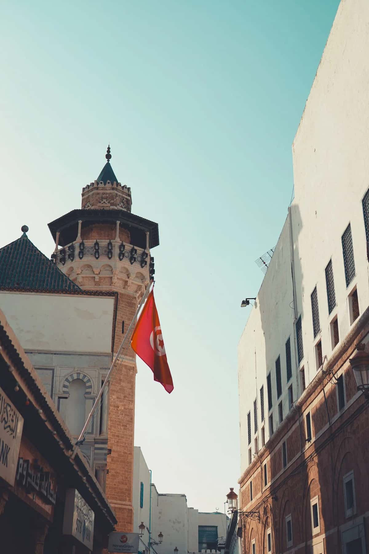 Médina tunisienne avec drapeau tunisien et minaret, Tunisie