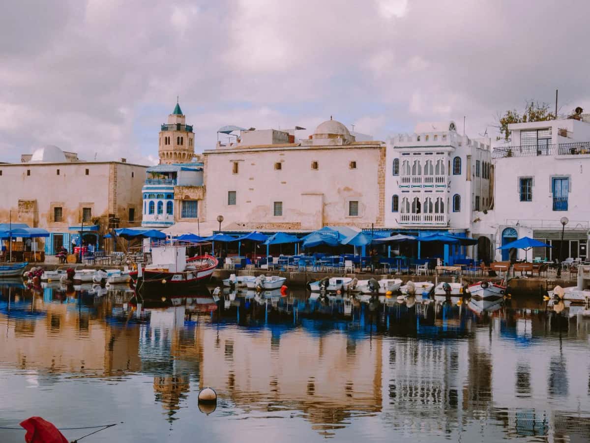 Vieux port pittoresque de Bizerte avec bateaux de pêche et architecture historique blanche
