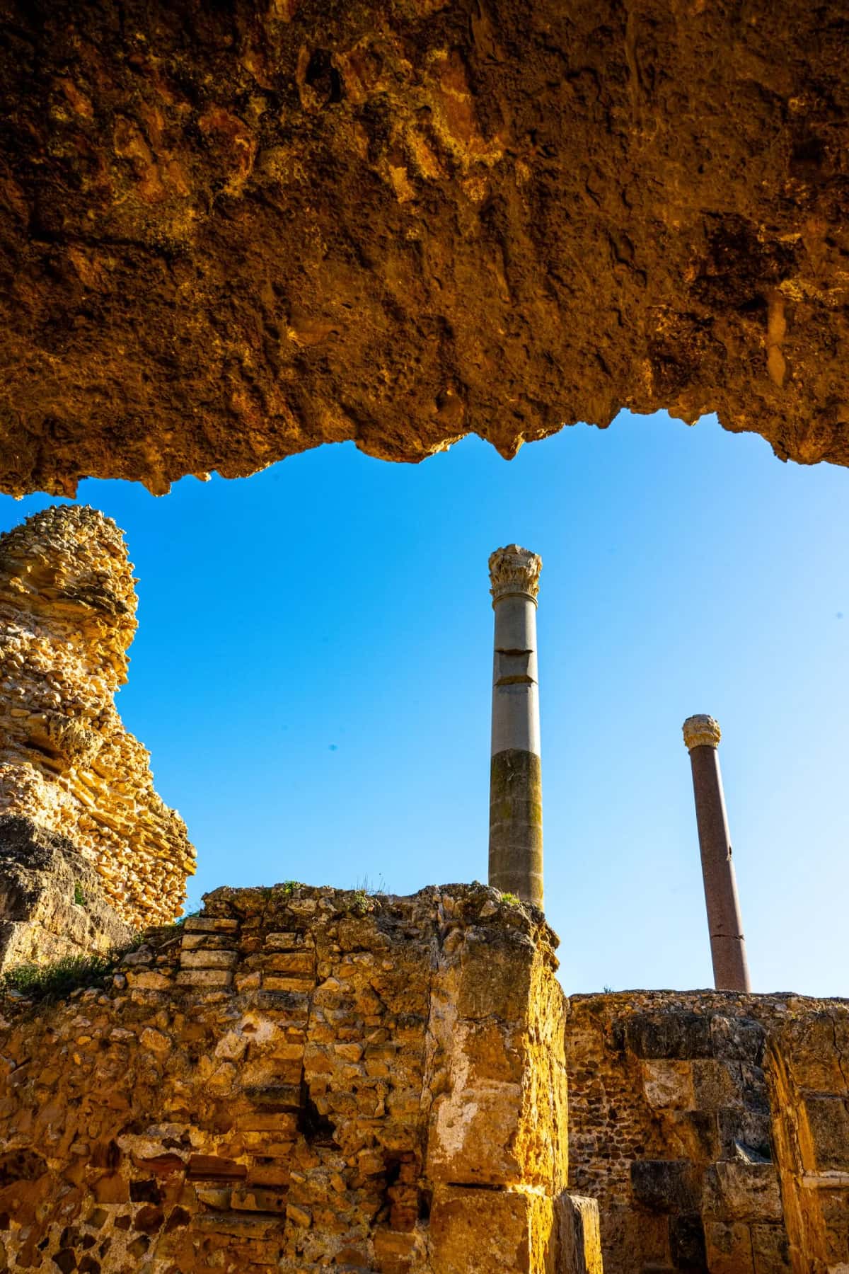 Ruines puniques de Kerkouane au Cap Bon, colonnes antiques sur ciel bleu, Tunisie