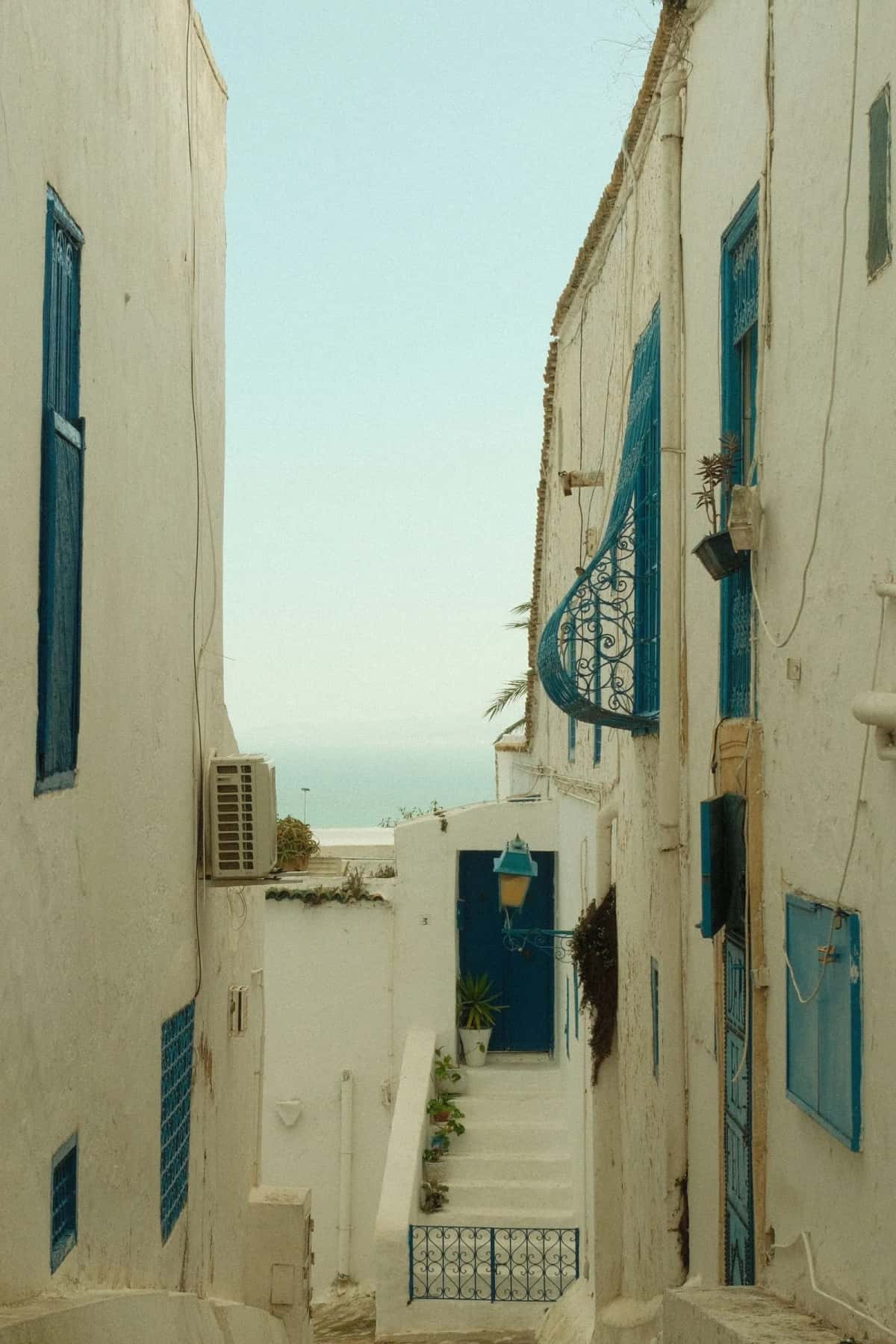 Ruelle étroite bleue de Carthage Tunisie avec maisons blanches et bleues