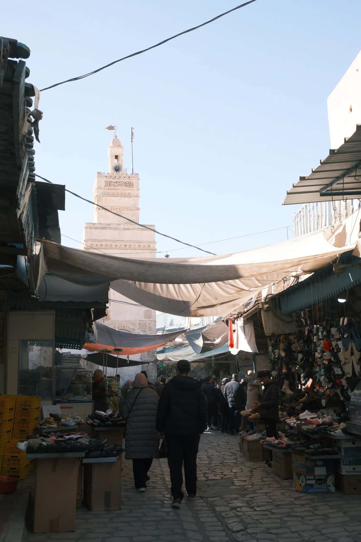Marché animé de Sfax avec vendeurs de fruits et légumes, Tunisie