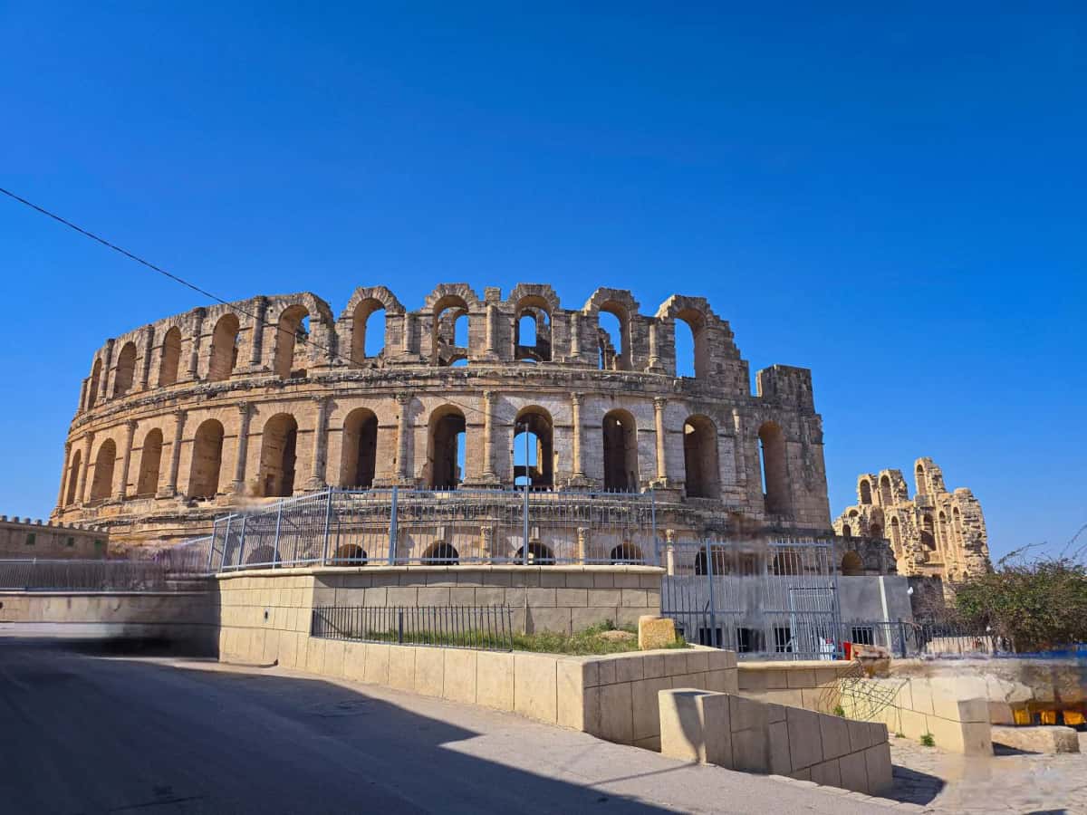 Amphithéâtre romain d'El Jem sous un ciel bleu vif, Tunisie