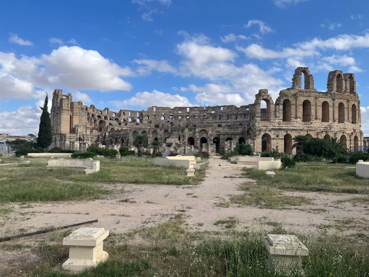 Amphithéâtre romain d'El Jem sous un ciel bleu, Tunisie