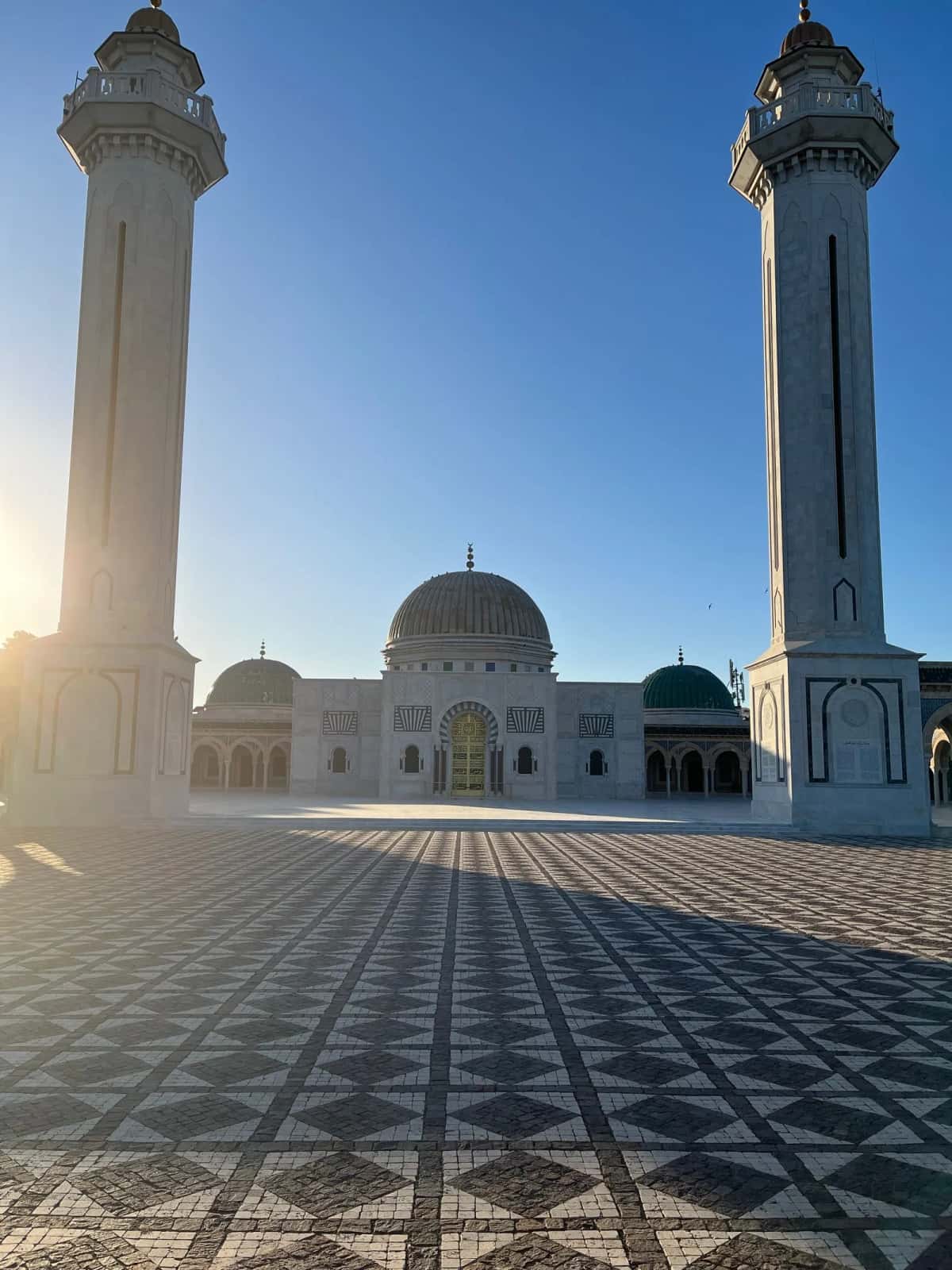Grande Mosquée de Kairouan au lever du soleil, cour intérieure et minarets dorés
