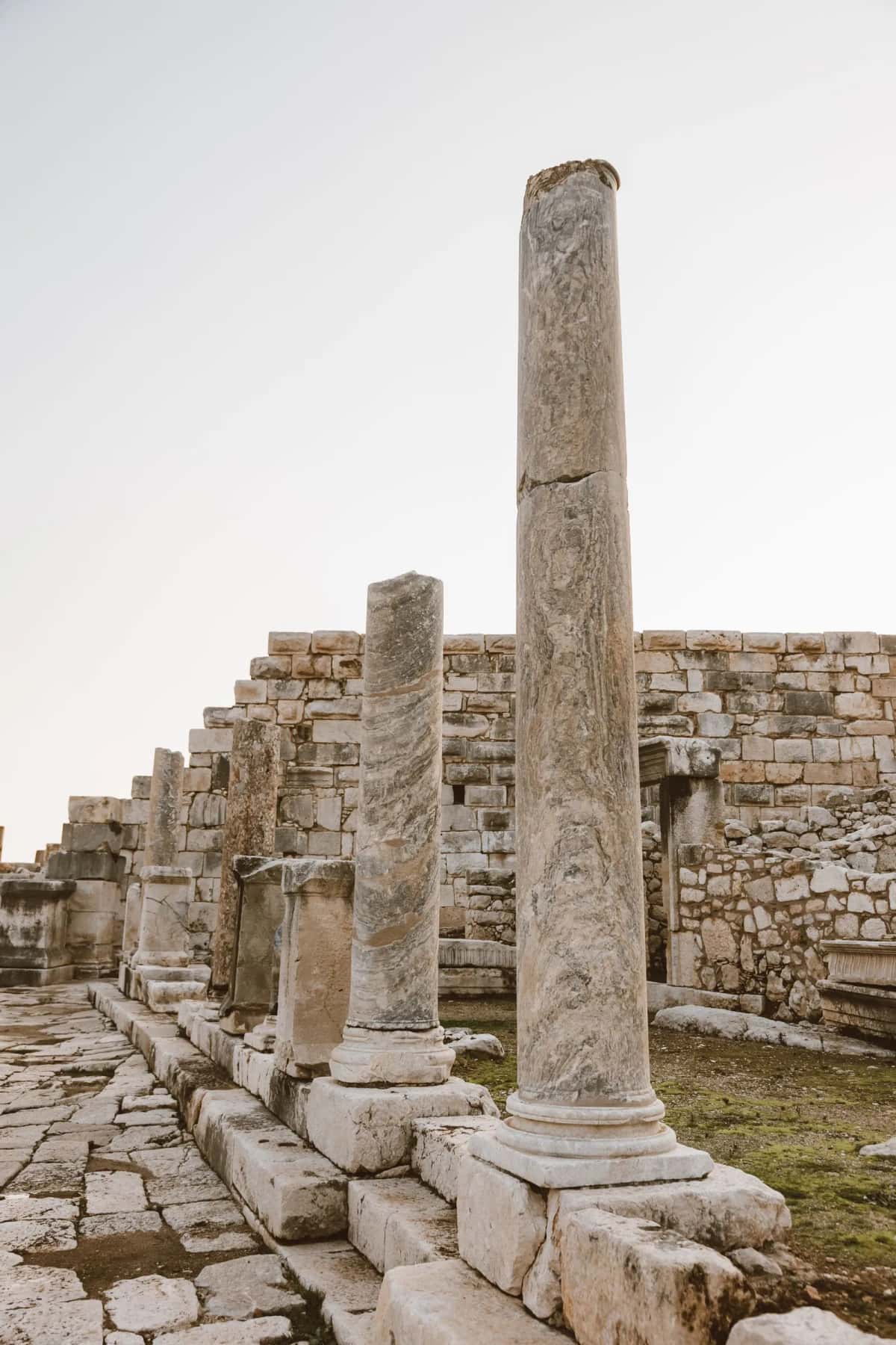 Ruines romaines de Dougga avec colonnes et thermes, Tunisie
