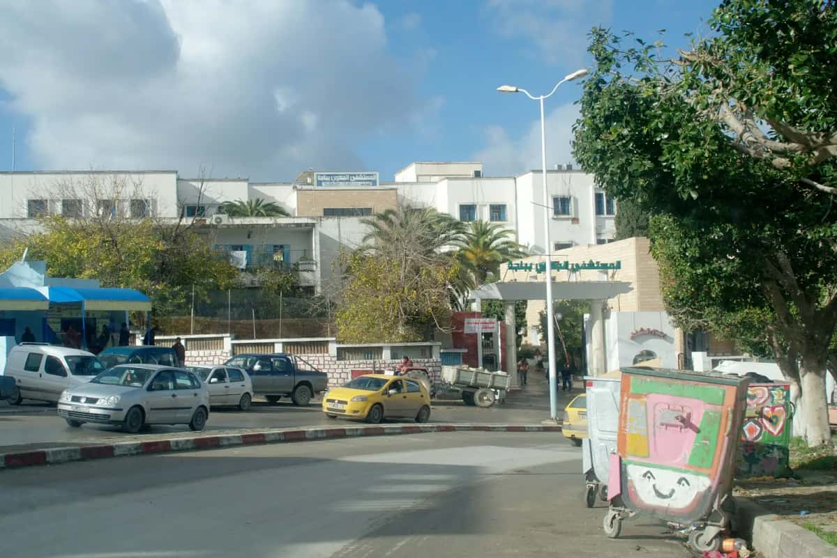 Abords d'un hôpital régional en Tunisie
