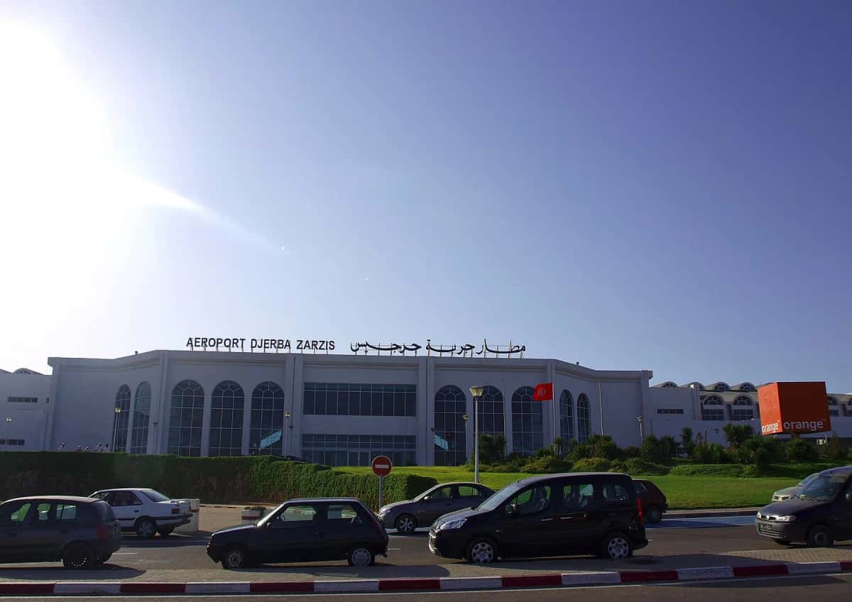 Aérogare de l'aéroport international de Djerba-Zarzis et son parking, sud de la Tunisie
