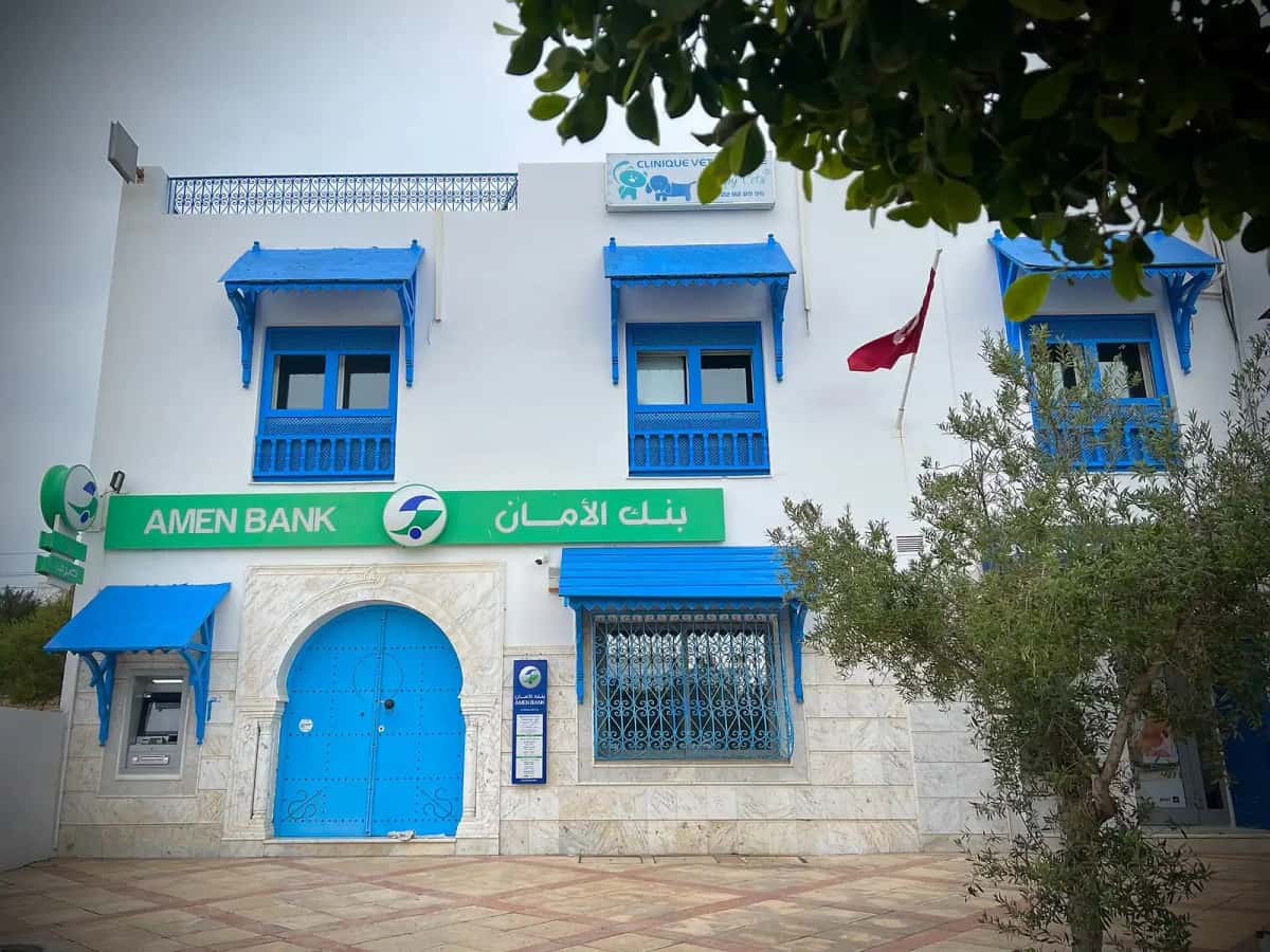 Façade d'une agence bancaire de quartier en Tunisie