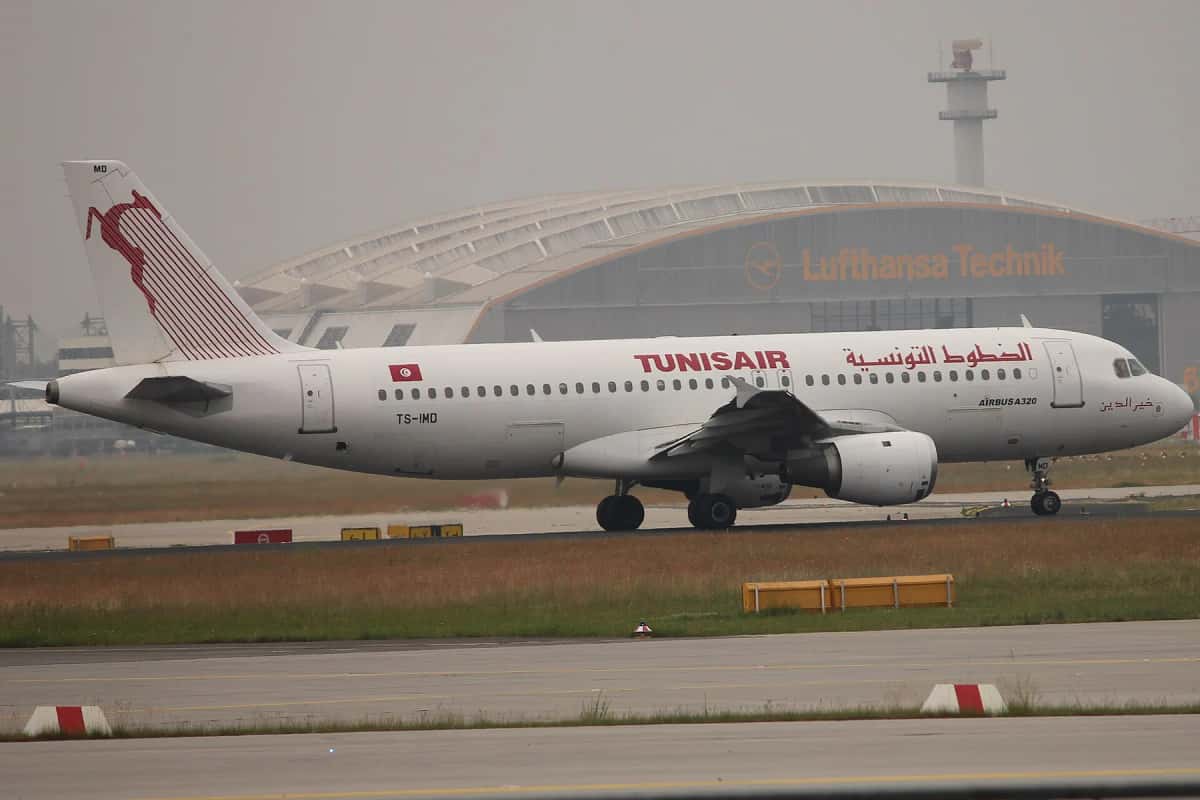 Airbus A320 aux couleurs de Tunisair stationné sur un tarmac