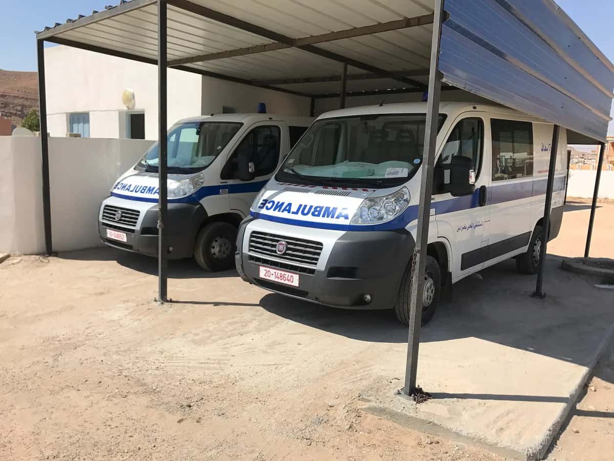 Ambulances stationnées devant un hôpital tunisien