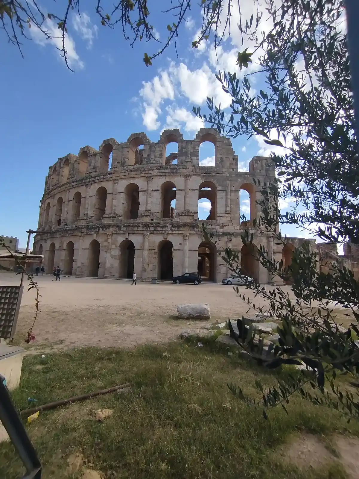 La façade extérieure à arcades superposées de l'amphithéâtre d'El Jem