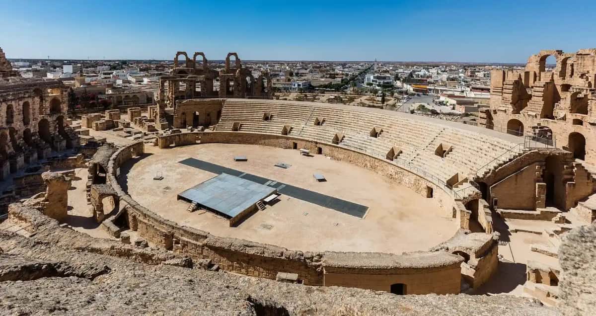 Amphithéâtre romain d'El Jem vu depuis les gradins, avec la ville autour, Tunisie