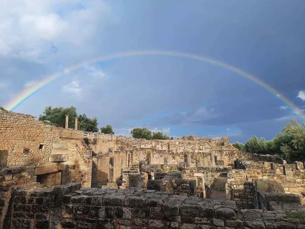 Arc-en-ciel au-dessus des ruines romaines de Dougga après une averse