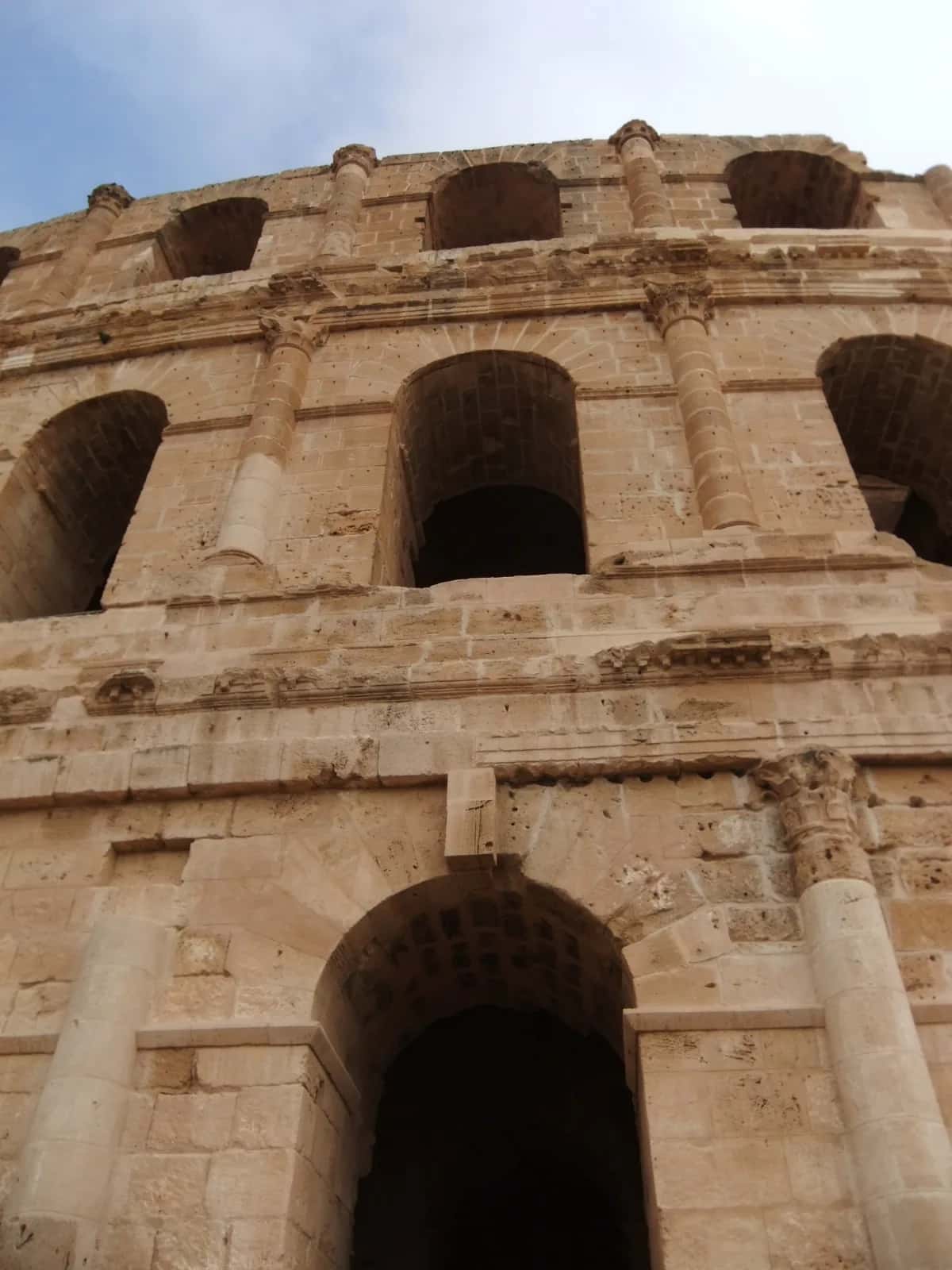 Détail des arcades superposées de la façade de l'amphithéâtre d'El Jem