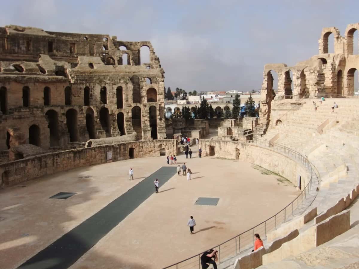 L'arène et les gradins de l'amphithéâtre d'El Jem, avec quelques visiteurs