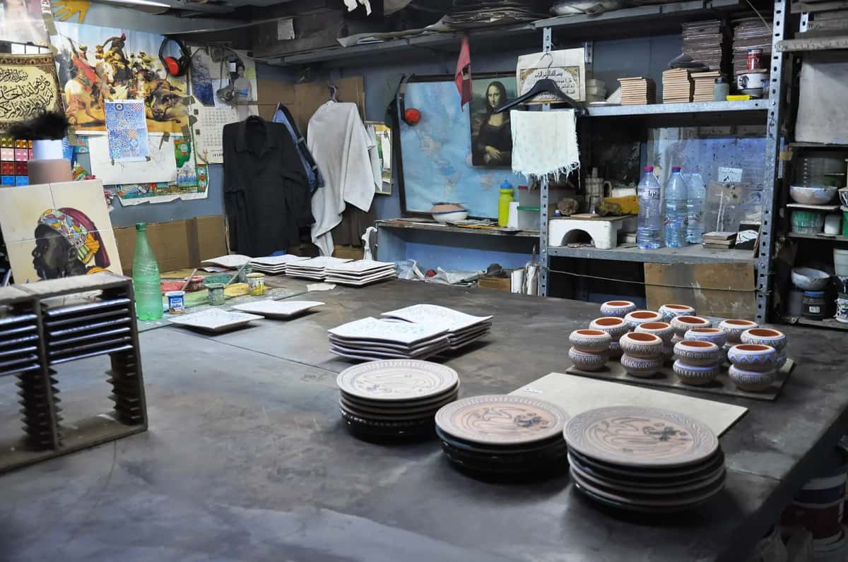 Atelier de céramique tunisien, plats et pièces en attente de cuisson