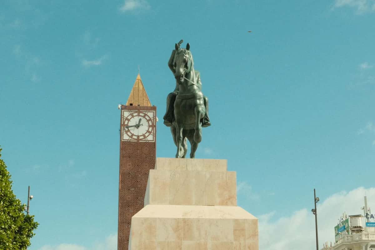 Statue d'Ibn Khaldoun et tour de l'horloge sur l'avenue Habib Bourguiba, à Tunis