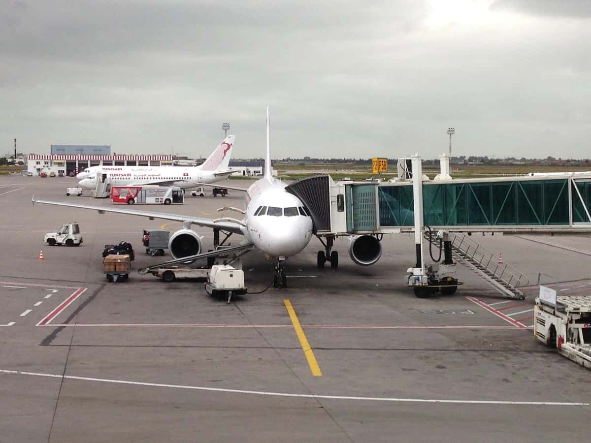 Avion de Tunisair à la passerelle sur le tarmac de l'aéroport de Tunis-Carthage