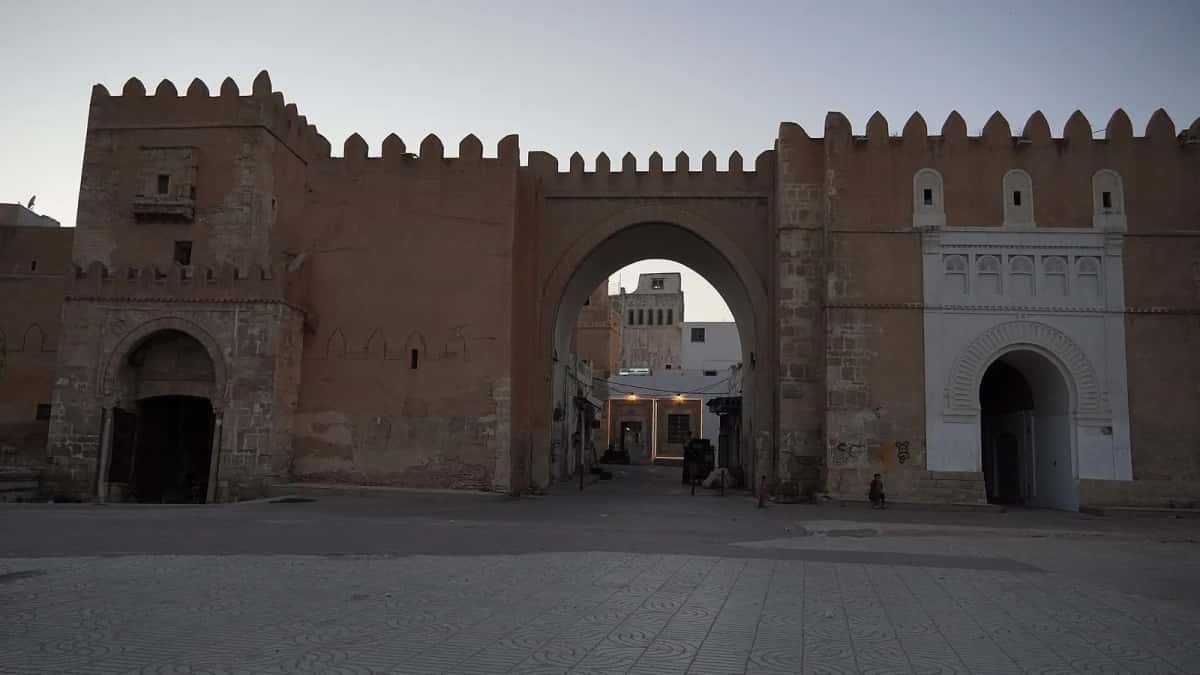 La porte Bab Diwan et les remparts de la médina de Sfax