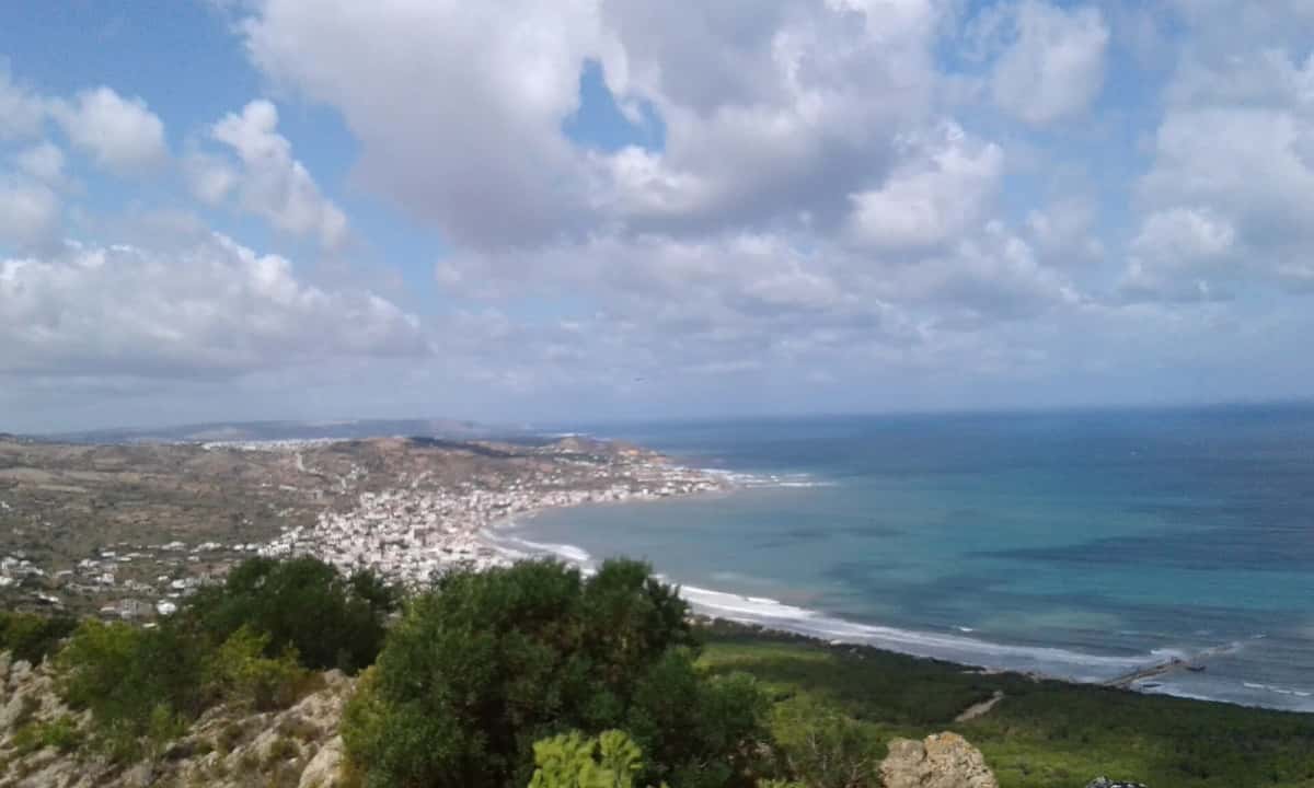 La baie de Rafraf, sa plage de sable et les collines boisées qui la ferment