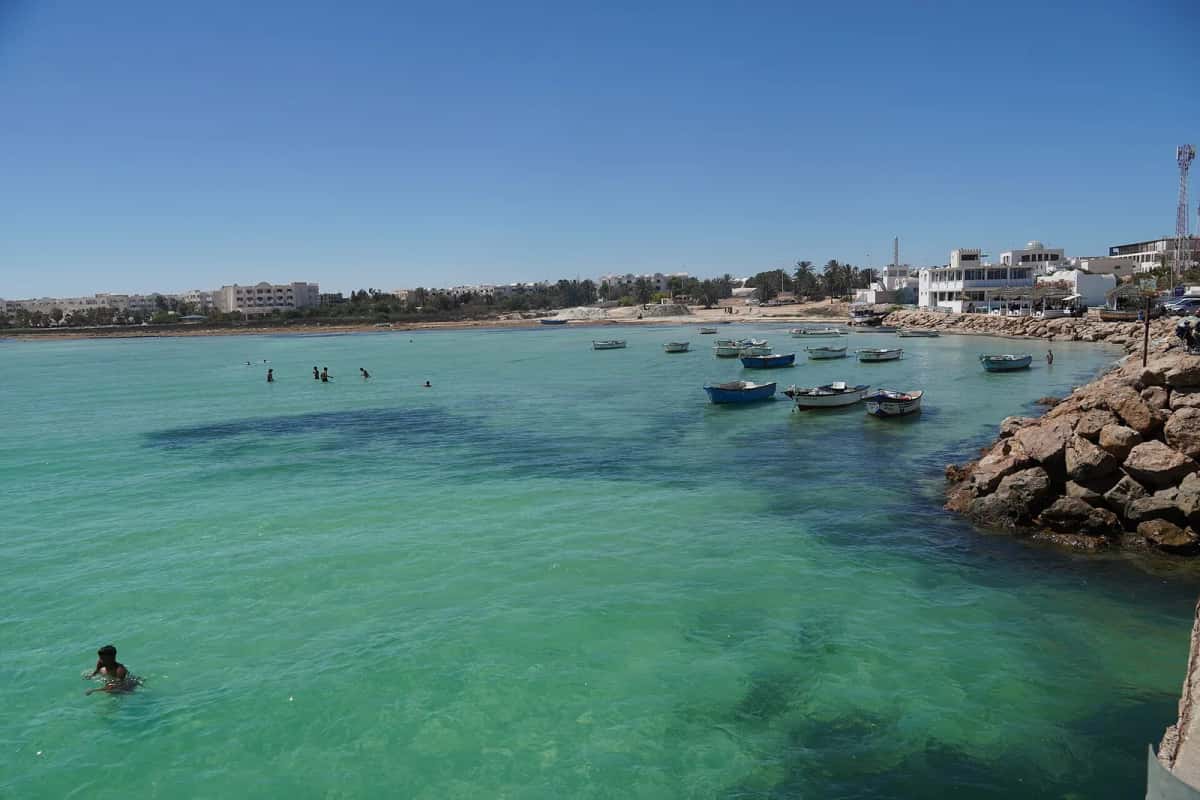 Eaux turquoise et barques de pêche dans la baie d'Aghir, à l'est de Djerba