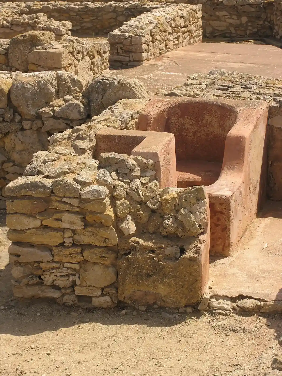 Baignoire punique en terre cuite, en forme de siège, dans une maison de Kerkouane