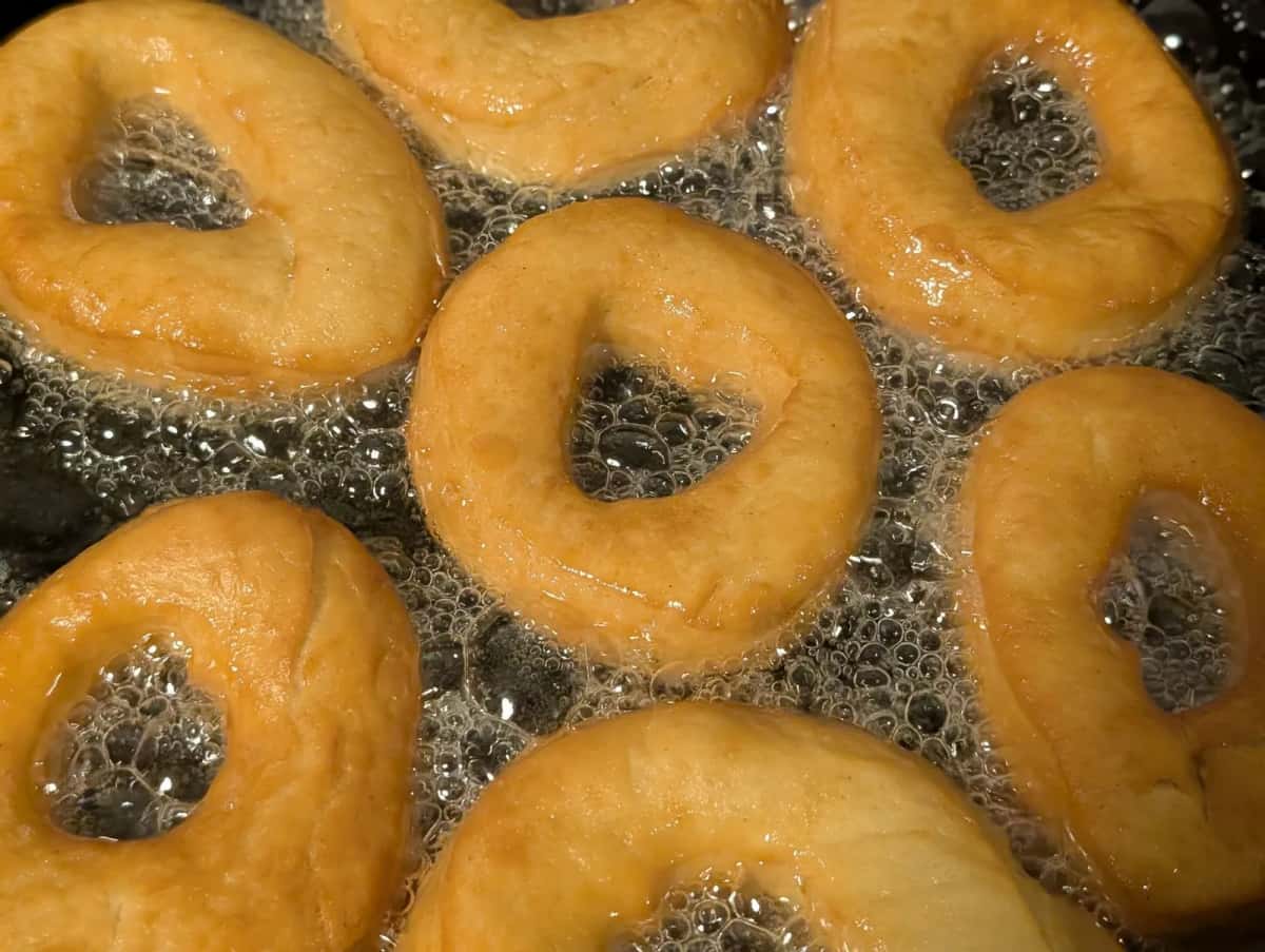 Beignets ronds sucrés dorés à la friture, comme le bambalouni