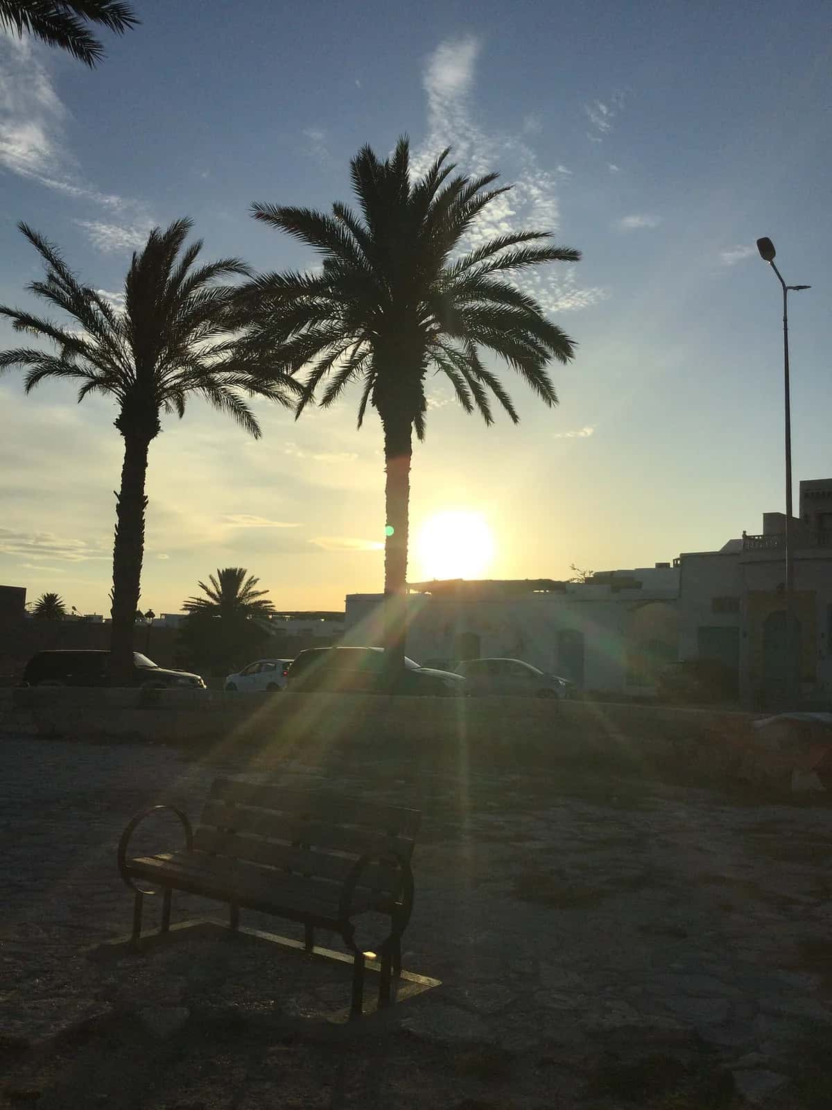 Banc face à la mer au coucher du soleil, sur le littoral tunisien