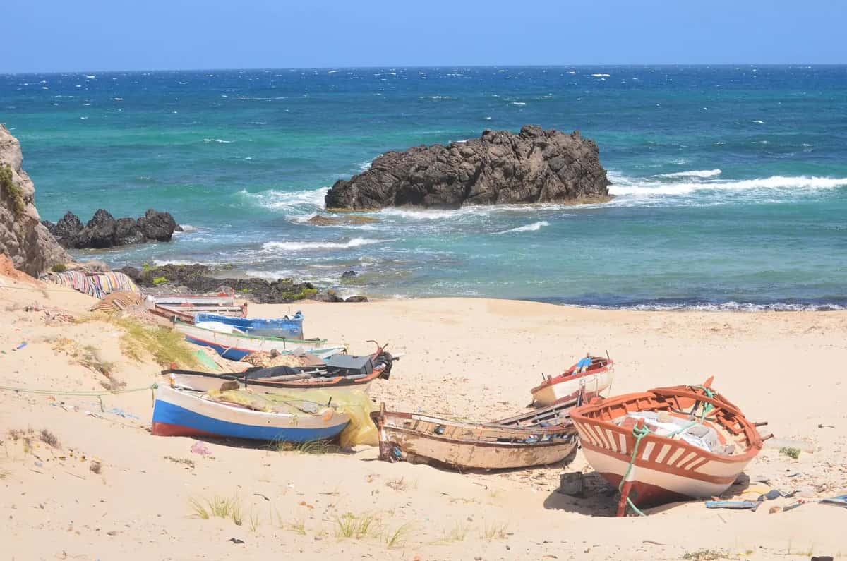 Barques de pêche colorées tirées sur une plage du nord de la Tunisie