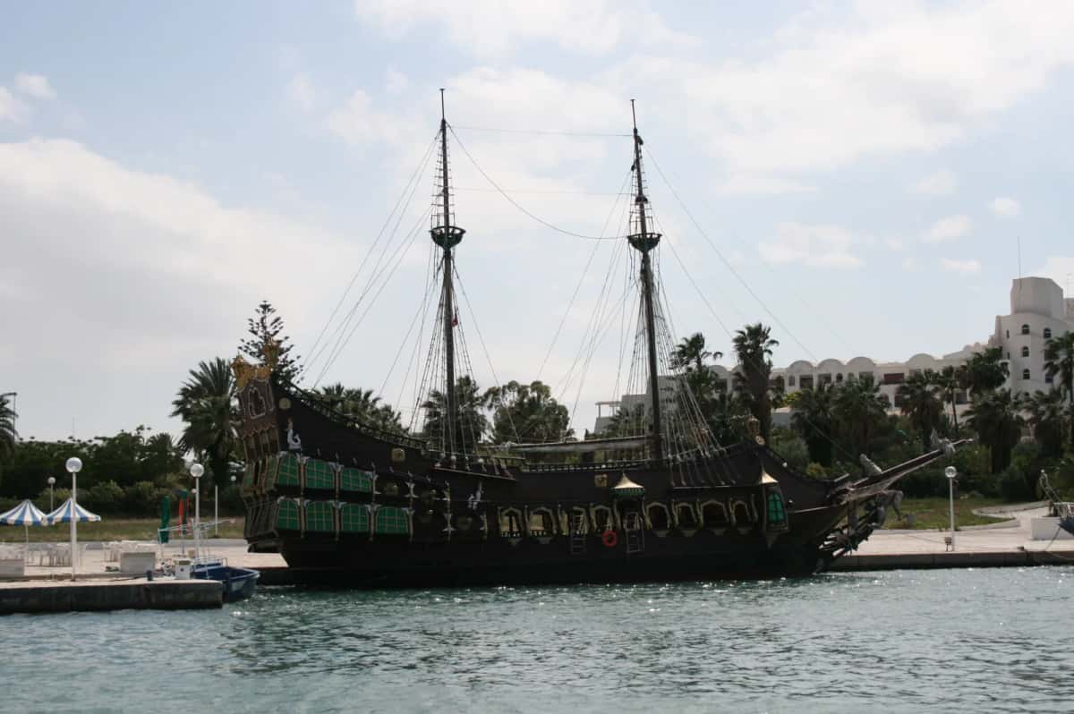 Réplique de galion pirate amarrée au quai de la marina de Port El Kantaoui
