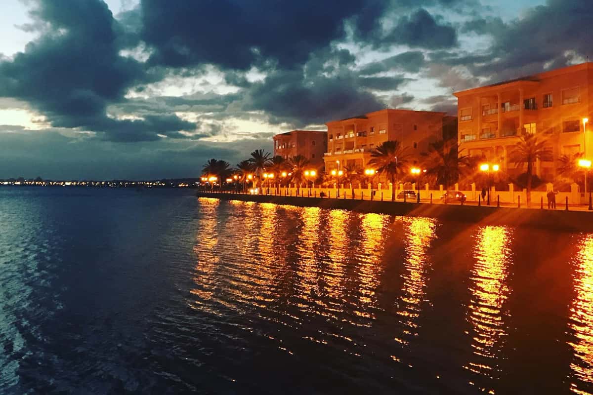 Immeubles modernes des Berges du Lac au bord du lac de Tunis