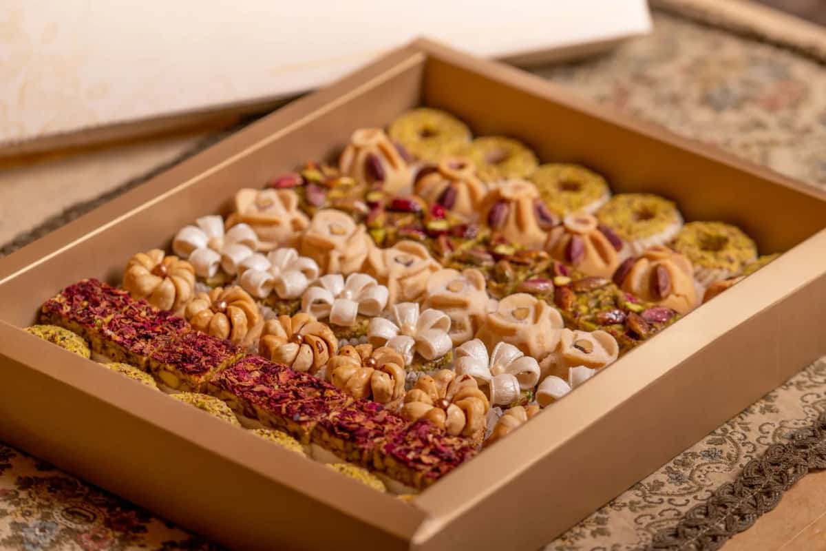 Boîte dorée de pâtisseries rangées en rangs