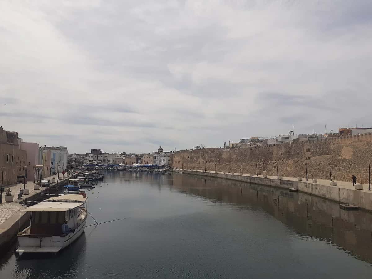 Le canal de Bizerte bordé de murailles et de quais