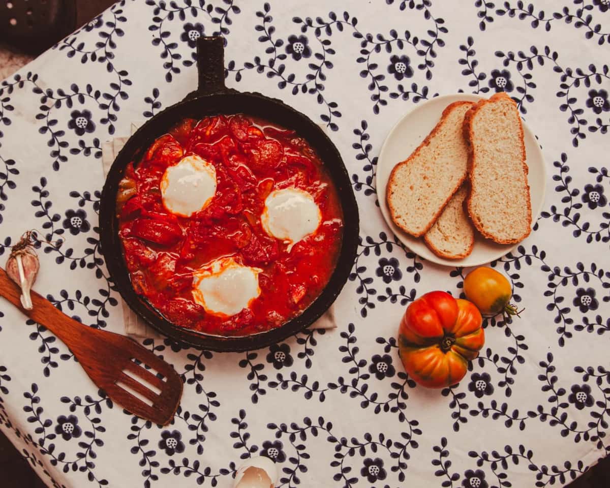 Chakchouka tunisienne à la poêle : tomates, œufs et pain