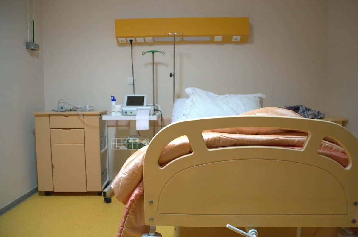 Chambre d'une clinique privée en Tunisie, lit médicalisé et moniteur