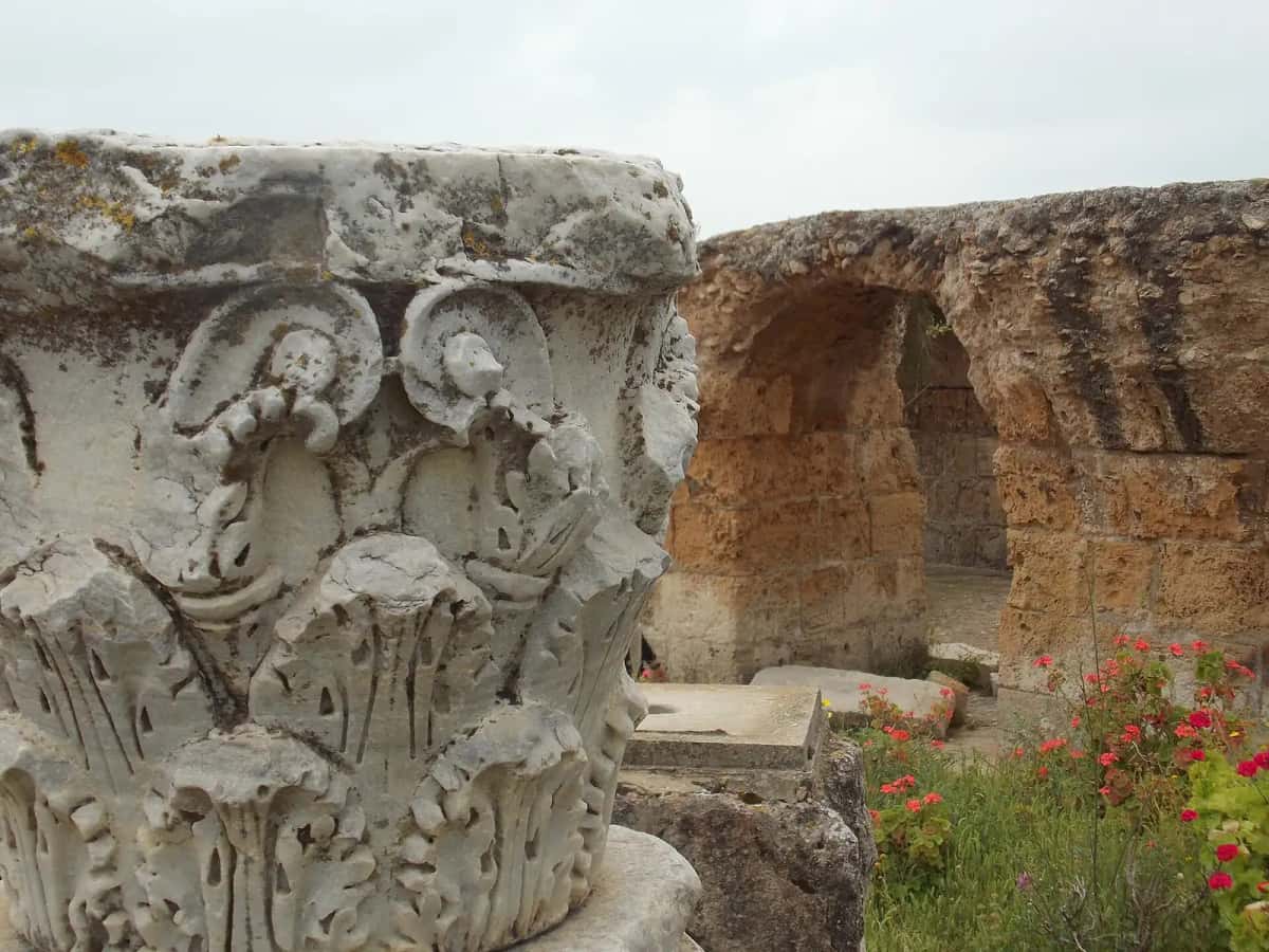 Chapiteau corinthien posé au sol dans les thermes d'Antonin à Carthage