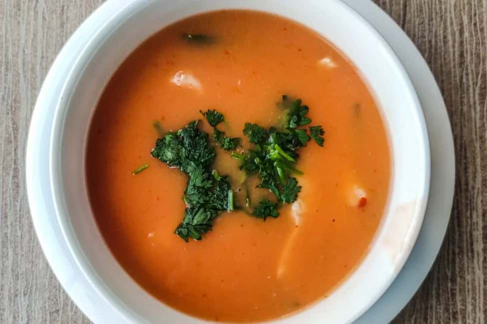 Bol de soupe à la tomate persillée, dans l'esprit de la chorba