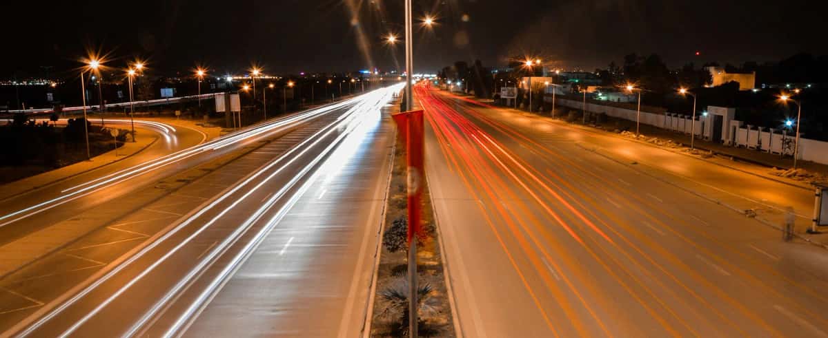 Traînées lumineuses de la circulation nocturne sur une voie rapide de Tunis