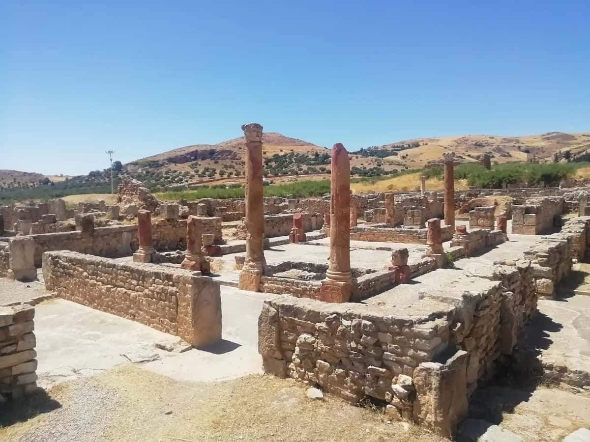 Colonnes et murs du site archéologique romain de Bulla Regia