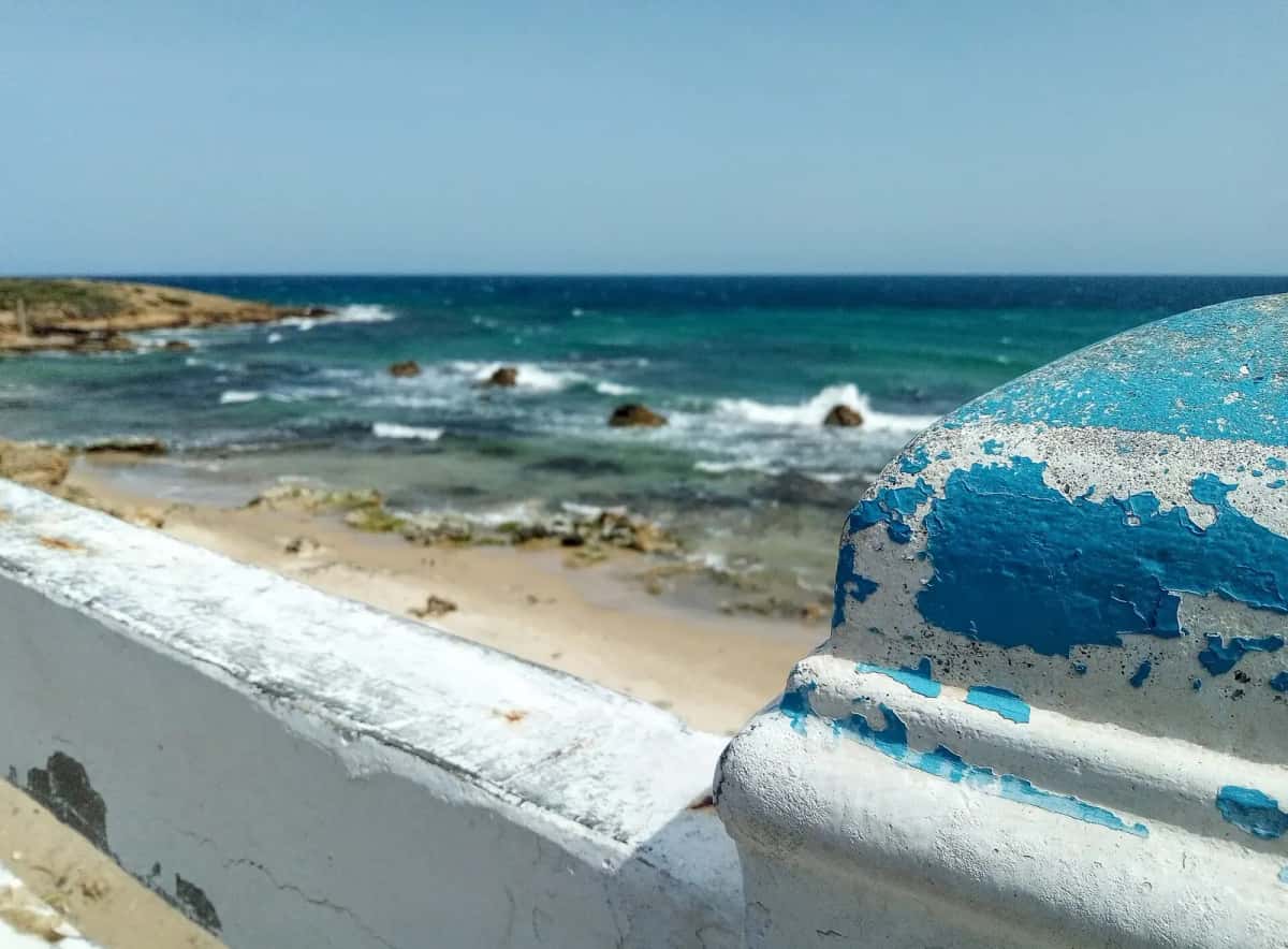 La corniche rocheuse de Bizerte et son mur peint en bleu