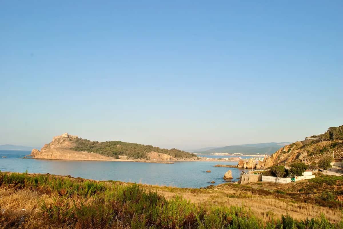 La côte et le fort génois de Tabarka, dans le nord tunisien