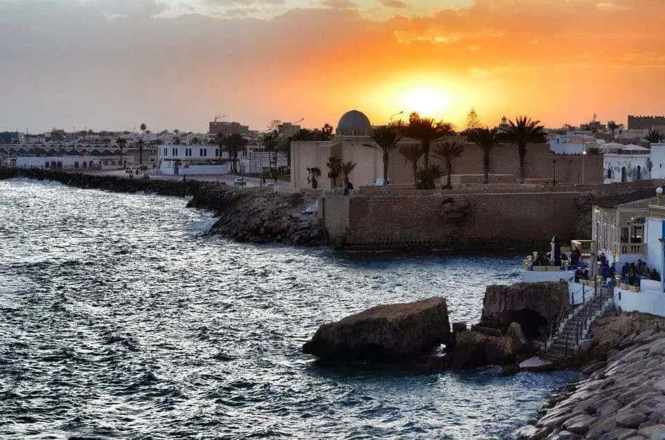La côte rocheuse et les maisons blanches de la médina de Mahdia au coucher du soleil
