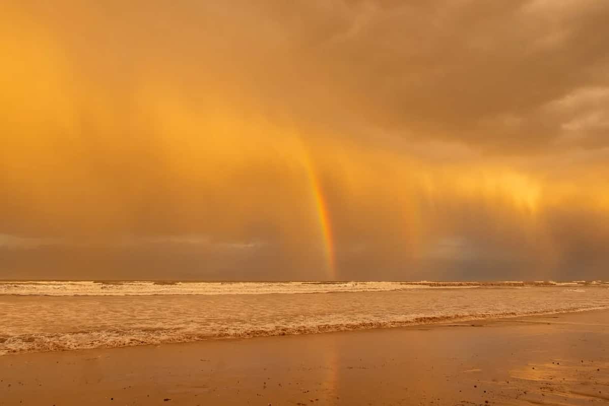 Coucher de soleil sur la plage de Radès, près de Tunis, à l'automne
