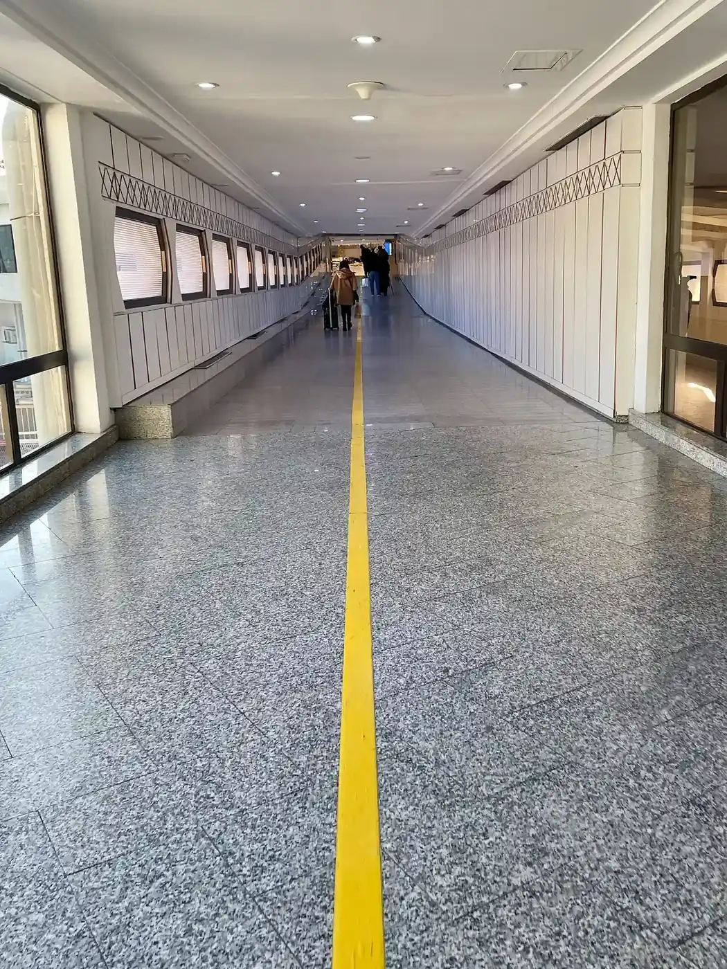 Couloir désert d'une aérogare à Tunis-Carthage
