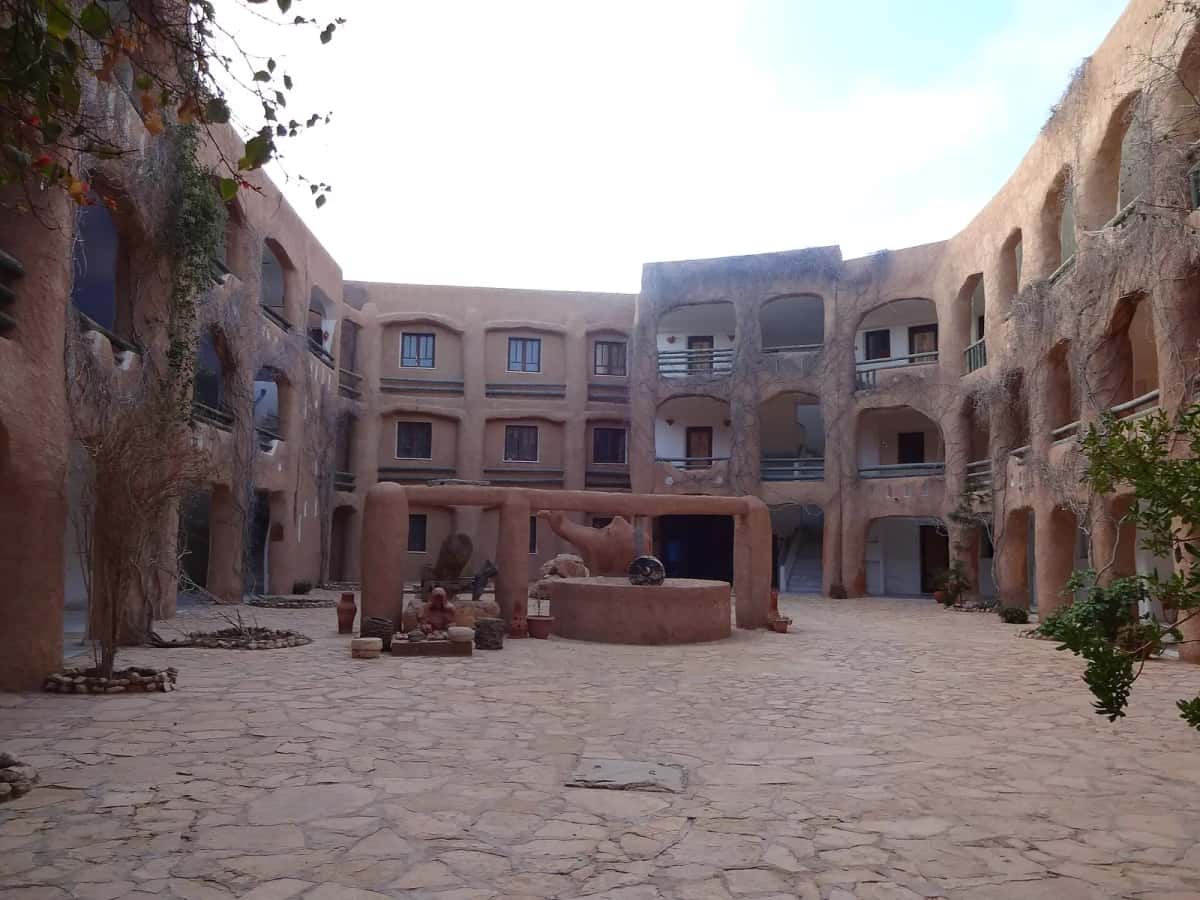 Cour intérieure à arcades d'un hébergement du sud tunisien